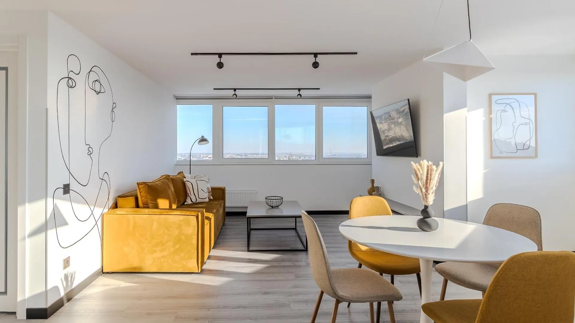 77 Views Apartments By Inshi Львов 0*,