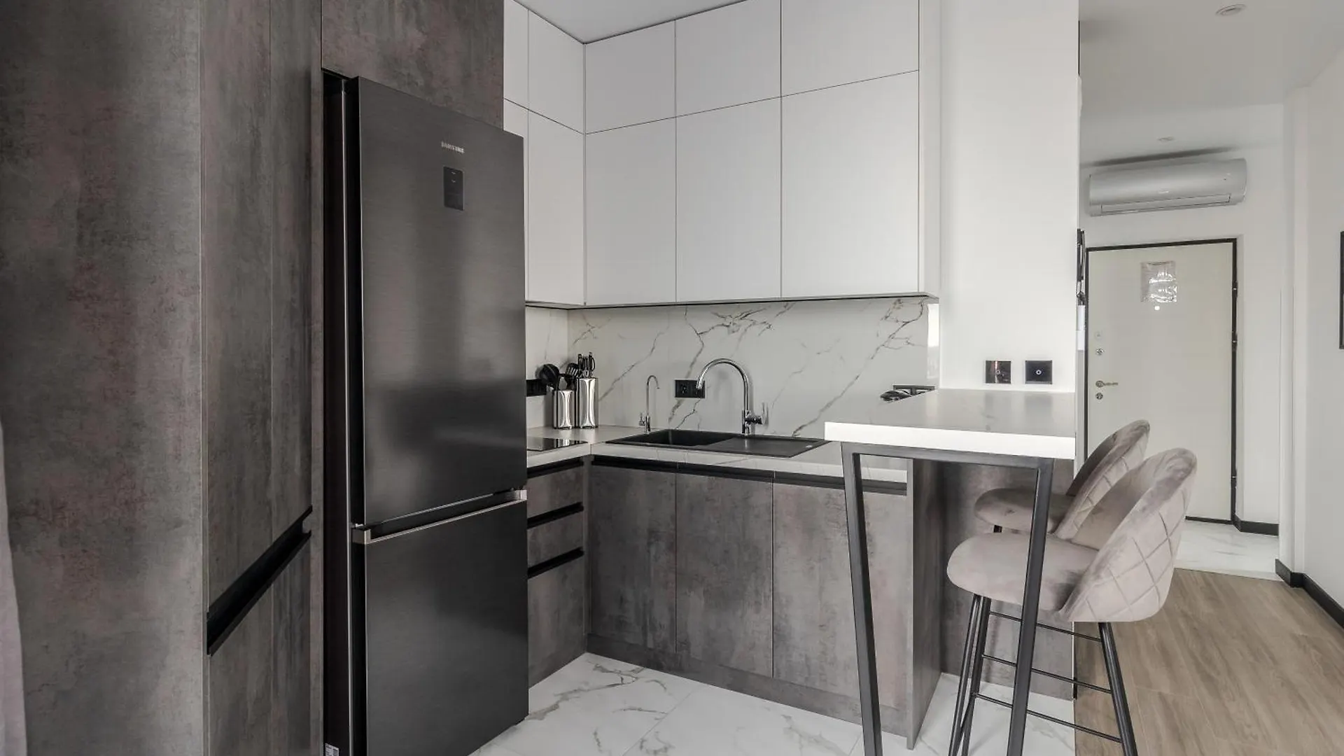 77 Views Apartments By Inshi Leopoli