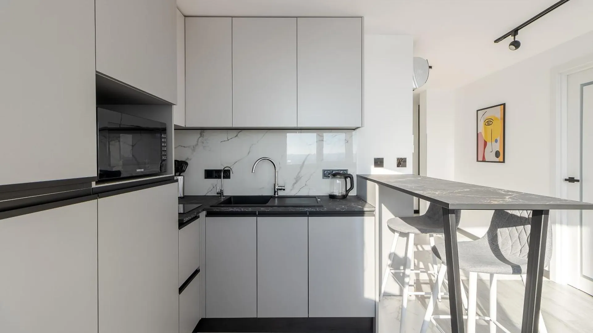 77 Views Apartments By Inshi Leopoli